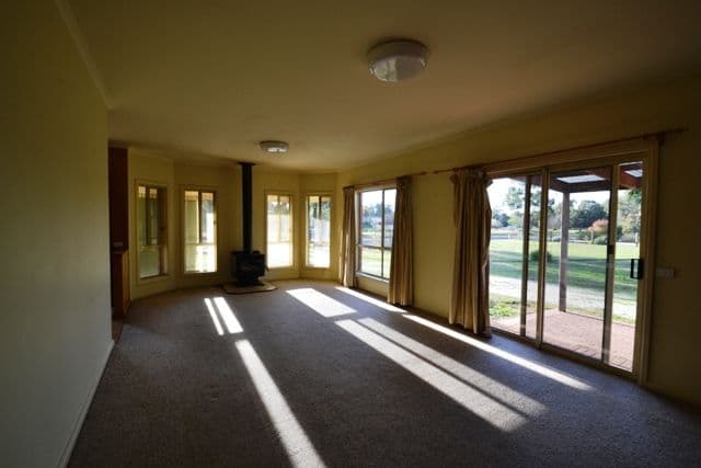 12 Longwood Road, AVENEL VIC 3664, Avenel - Thumbnail 3