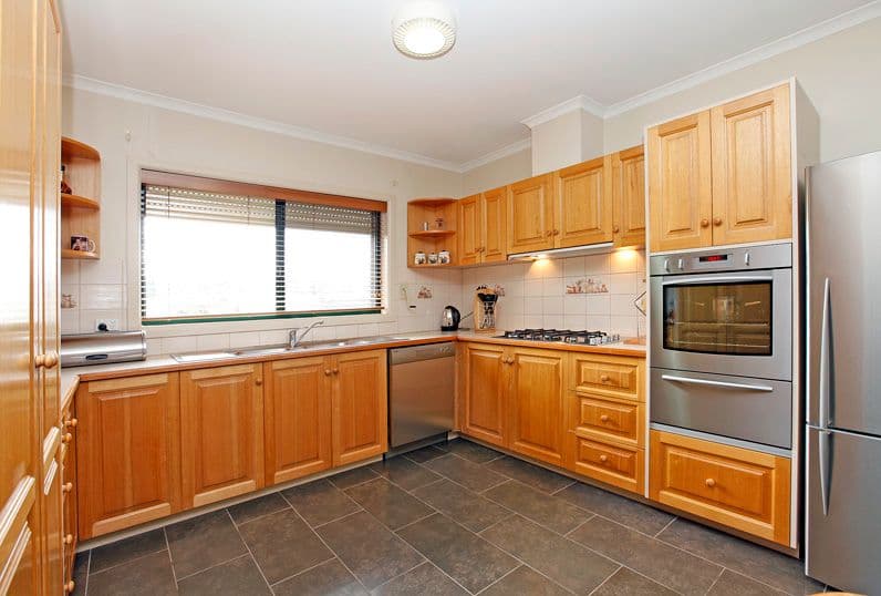 33 Barwon Avenue, RESERVOIR VIC 3073, Reservoir - Thumbnail 2