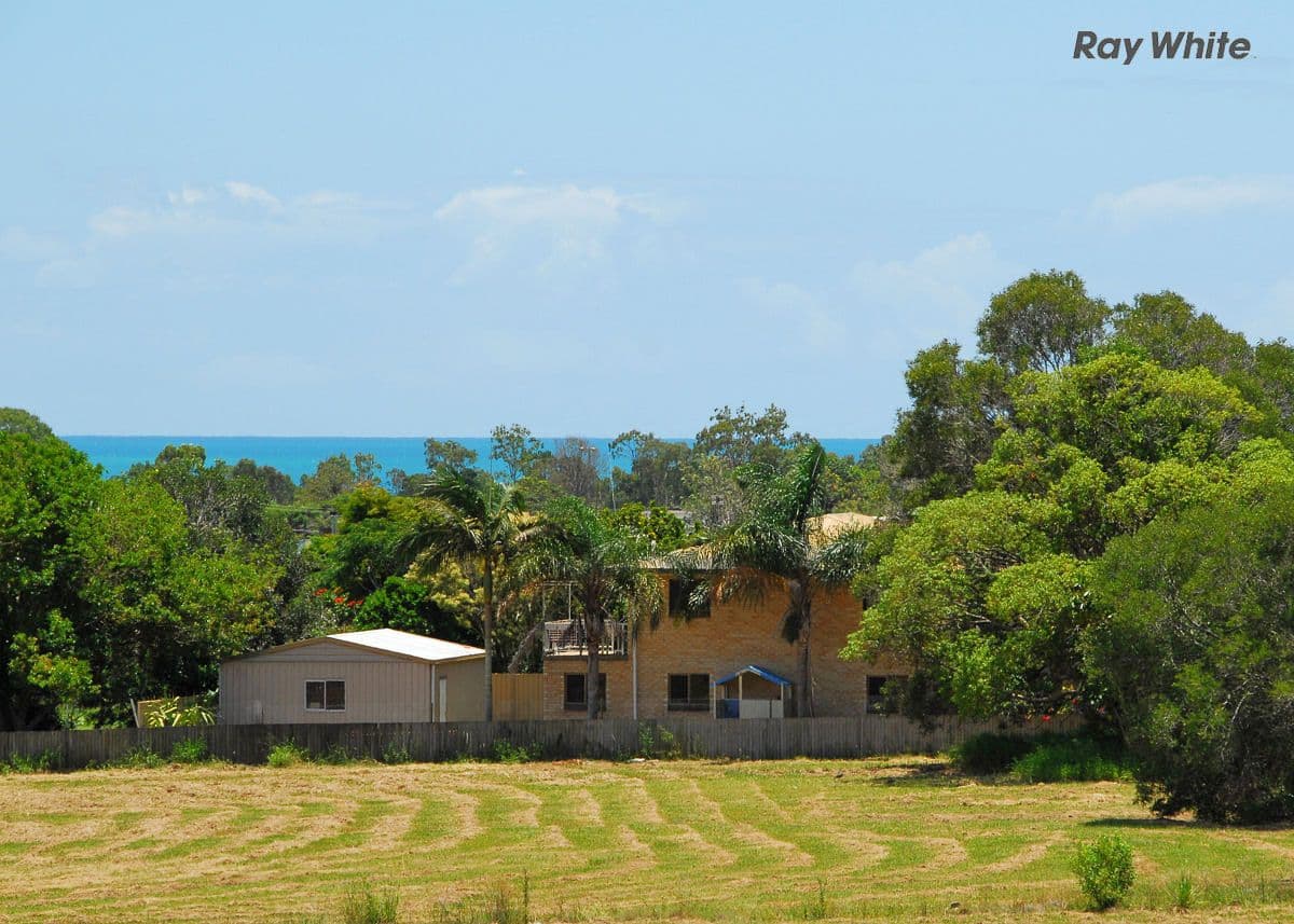 215 Boat Harbour Drive, PIALBA QLD 4655, Pialba - Thumbnail 4