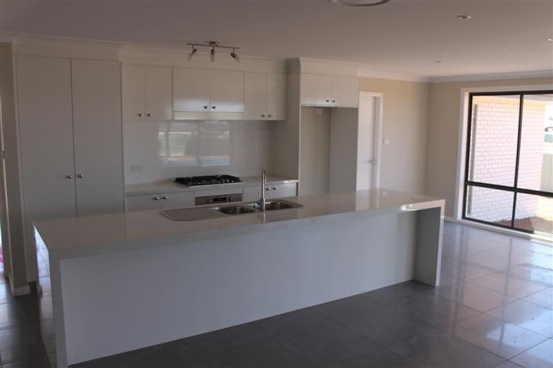 33 Holmwood Drive, DUBBO NSW 2830, Dubbo - Thumbnail 2