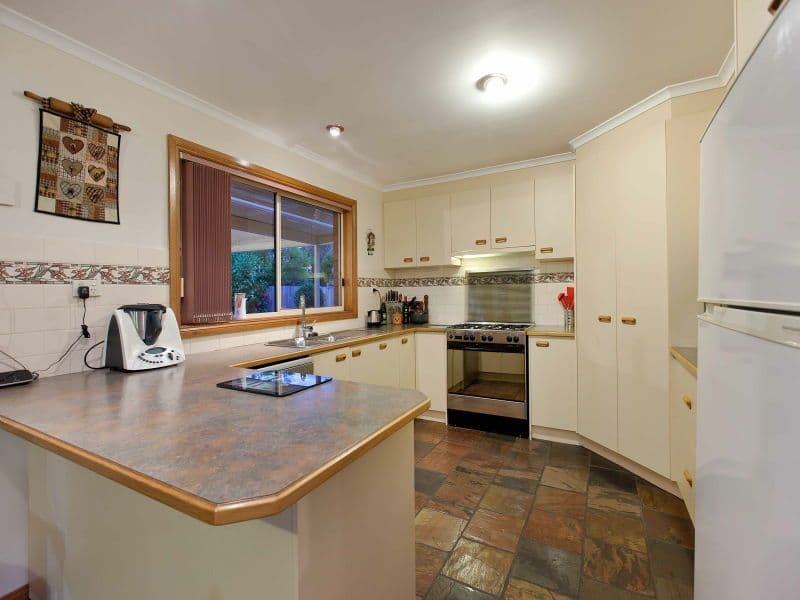 8 Earnshaw Drive, CARRUM DOWNS VIC 3201, Carrum Downs - Thumbnail 3