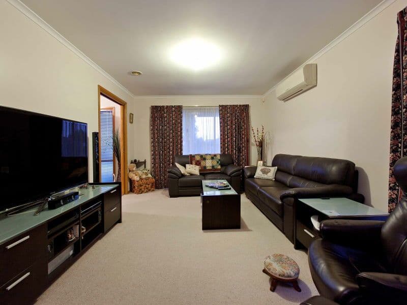 8 Earnshaw Drive, CARRUM DOWNS VIC 3201, Carrum Downs - Thumbnail 2