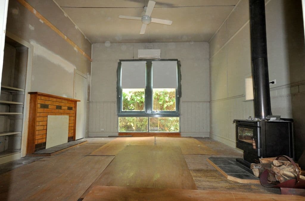 32 Lawrence Street, BEAUFORT VIC 3373, Beaufort - Thumbnail 2