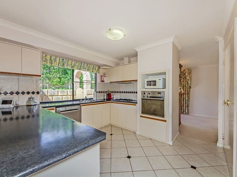24 Oaklands Avenue, HALLS HEAD WA 6210, Halls Head - Thumbnail 4
