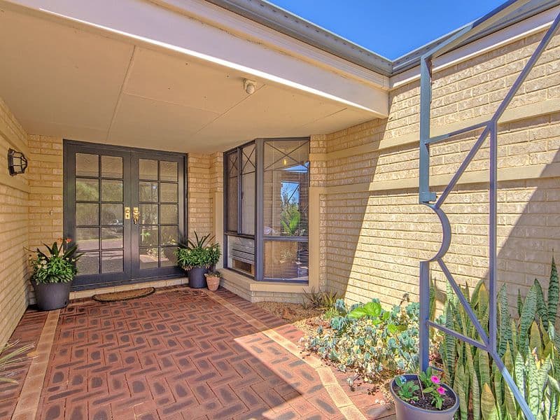 24 Oaklands Avenue, HALLS HEAD WA 6210, Halls Head - Thumbnail 2