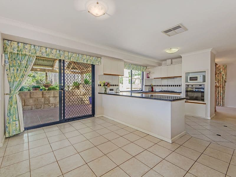 24 Oaklands Avenue, HALLS HEAD WA 6210, Halls Head - Thumbnail 3