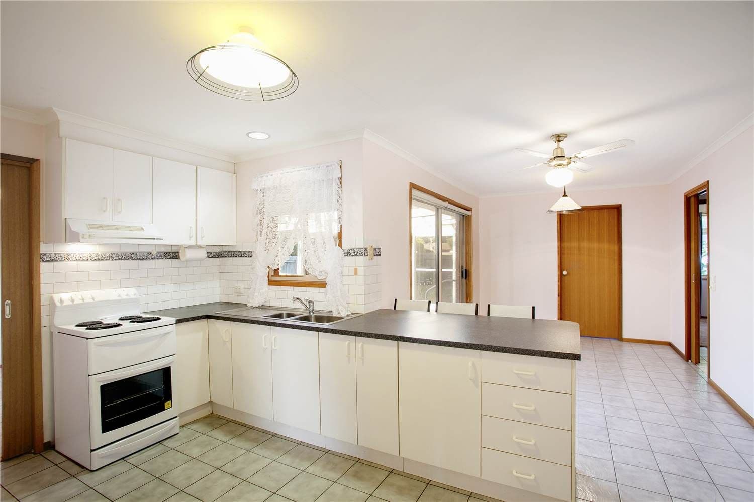 7 Newcomen Court, LARA VIC 3212, Lara - Thumbnail 3