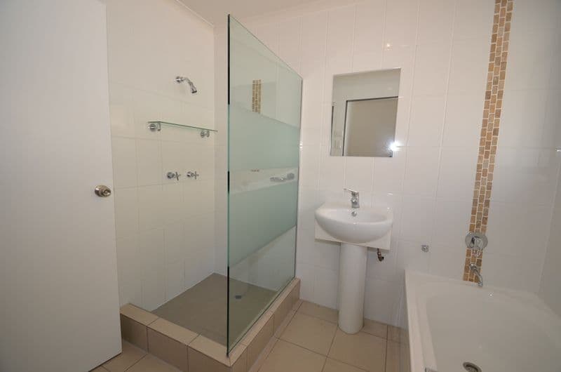 210 Olsen Avenue, ARUNDEL QLD 4214, Arundel - Thumbnail 6