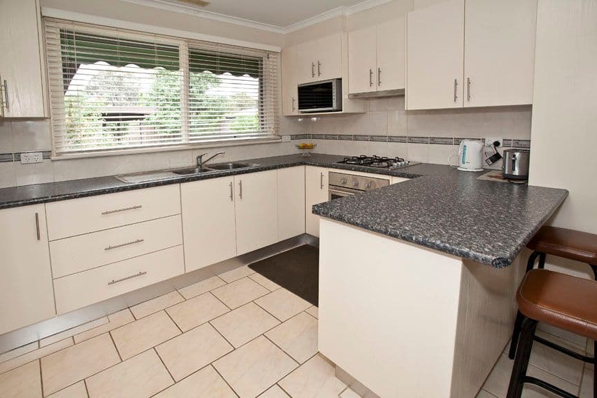 9 Crocus Crescent, GLEN WAVERLEY VIC 3150, Glen Waverley - Thumbnail 2