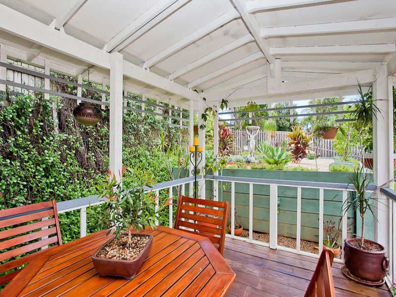 28 Beaconsfield Drive, BURLEIGH WATERS QLD 4220, Burleigh Waters - Thumbnail 4
