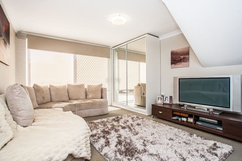 33 Hibiscus Avenue, REDCLIFFE QLD 4020, Redcliffe - Thumbnail 5
