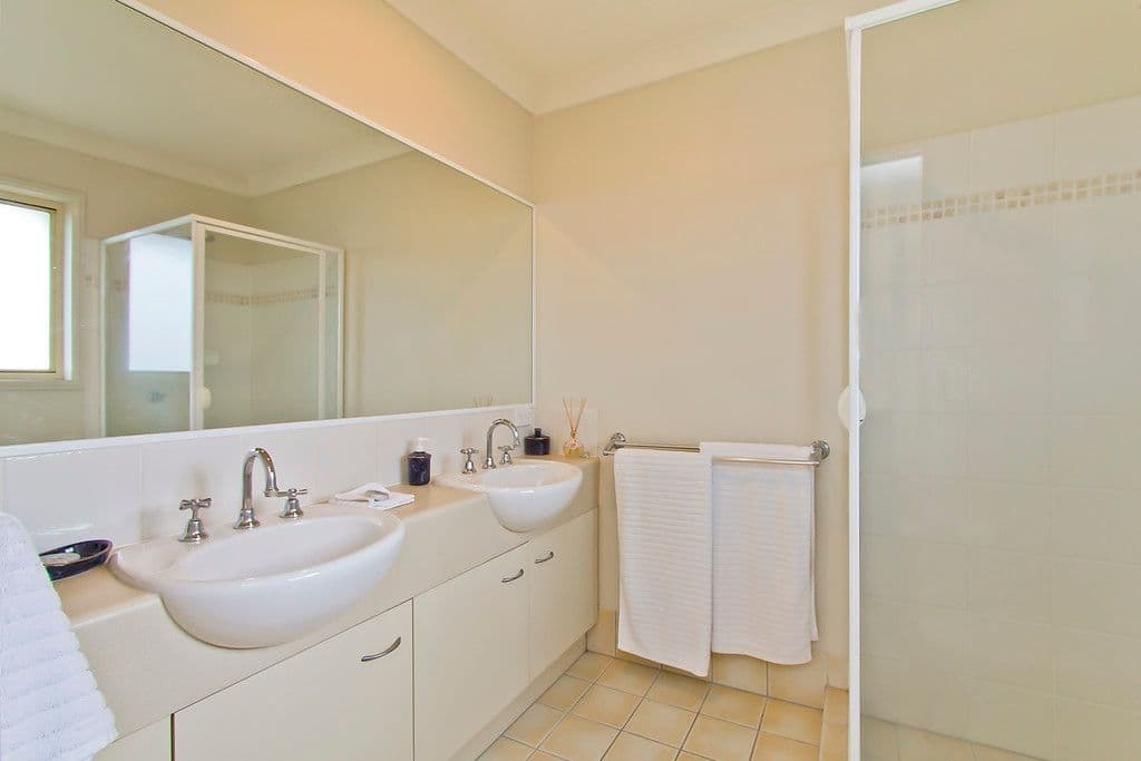76 Kincaid Drive, HIGHLAND PARK QLD 4211, Highland Park - Thumbnail 6