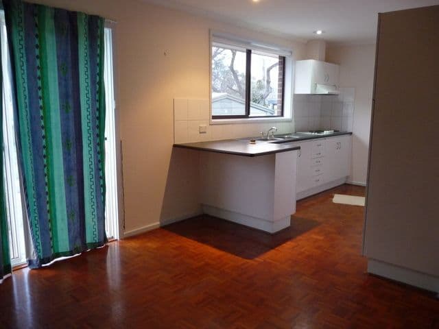 37 LIVINGSTON Avenue, KAMBAH ACT 2902, Kambah - Thumbnail 2