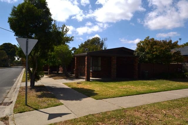 18 Oak Street, SEYMOUR VIC 3660, Seymour - Thumbnail 2