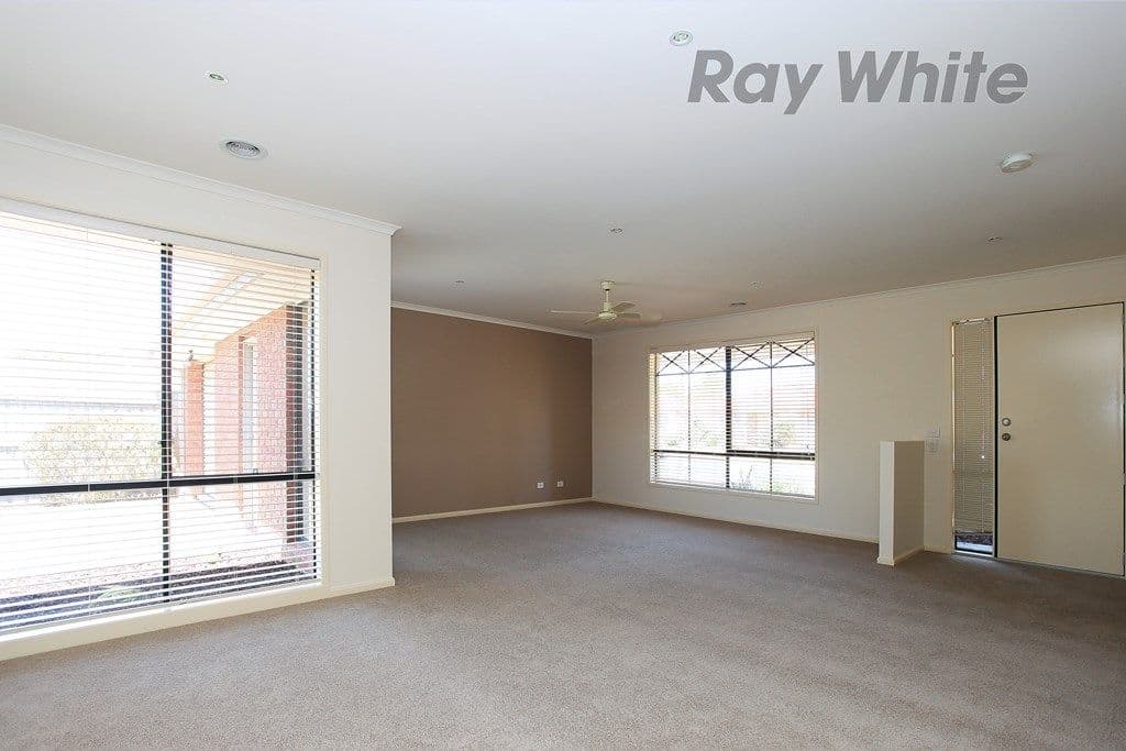 6 Newburgh Court, POINT COOK VIC 3030, Point Cook - Thumbnail 2