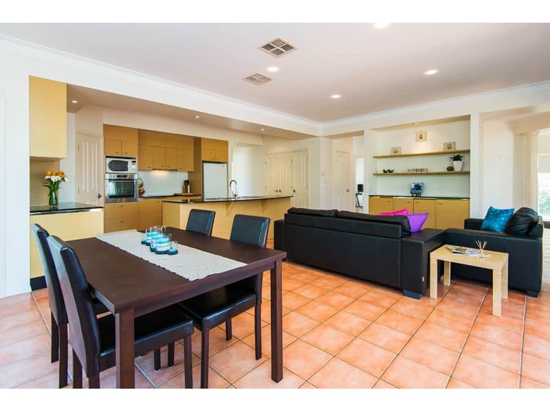 29 Coneyhurst Crescent, CARINDALE QLD 4152, Carindale - Thumbnail 3
