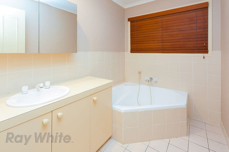 74 Boronia Avenue, HOLLAND PARK WEST QLD 4121, Holland Park West - Thumbnail 6