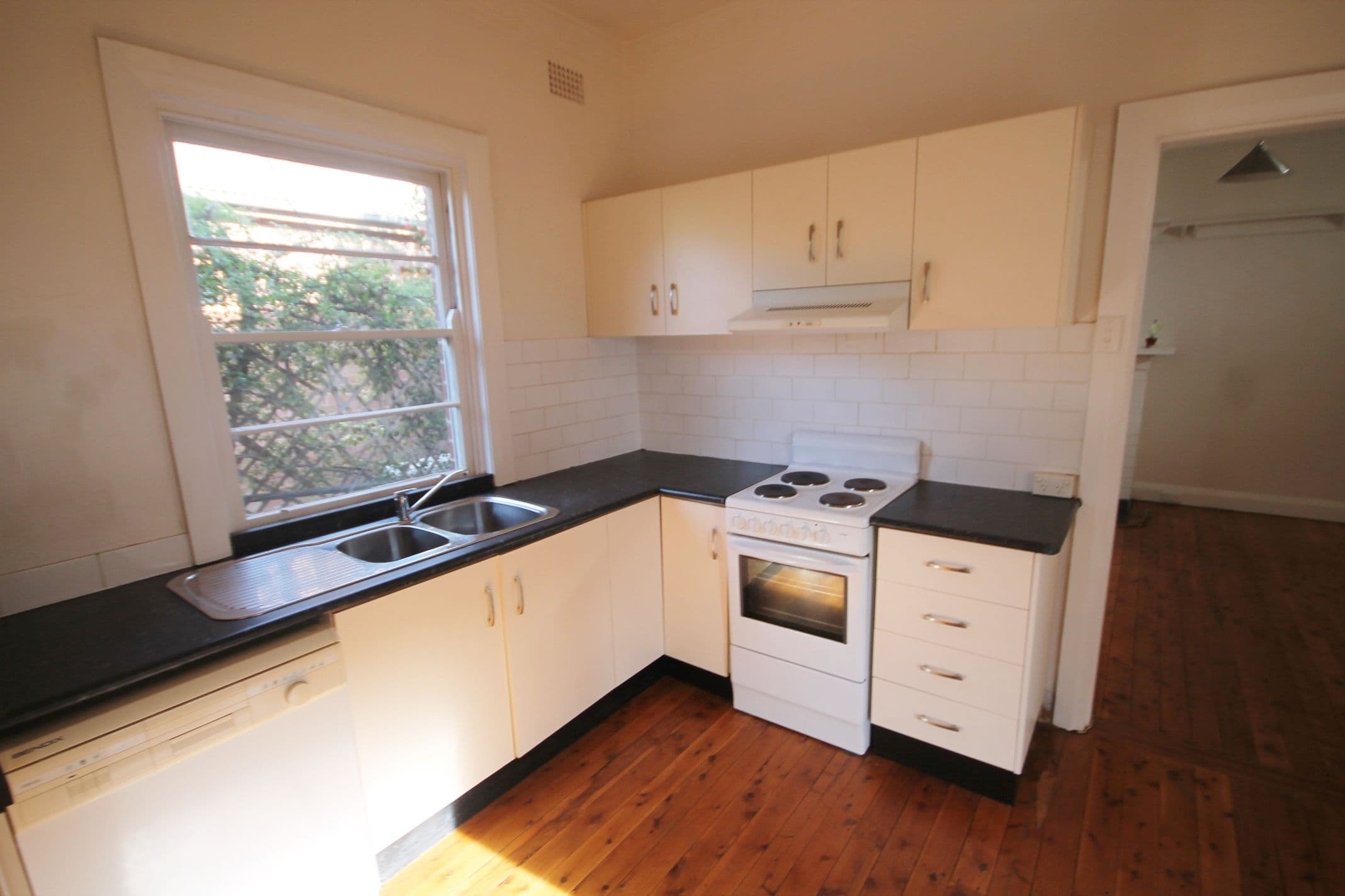 135 Nasmyth Street, Young - Thumbnail 3