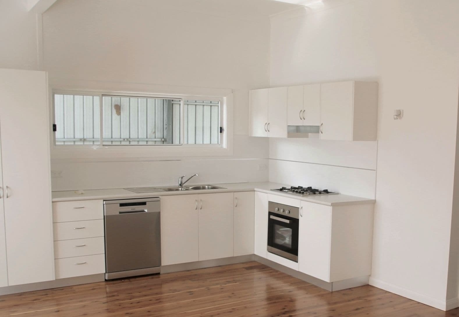 8 Fontenoy Street, Young - Thumbnail 2