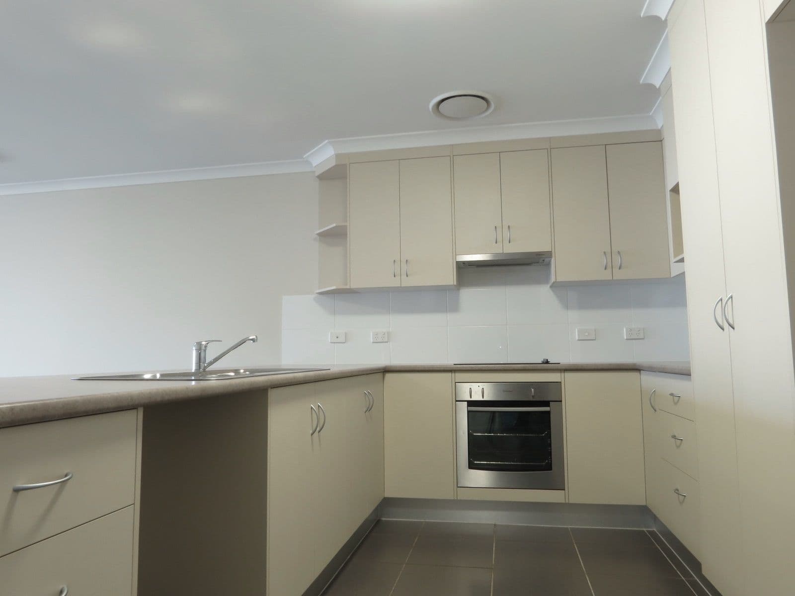11 Wright Street, Emerald QLD 4720, Emerald - Thumbnail 4