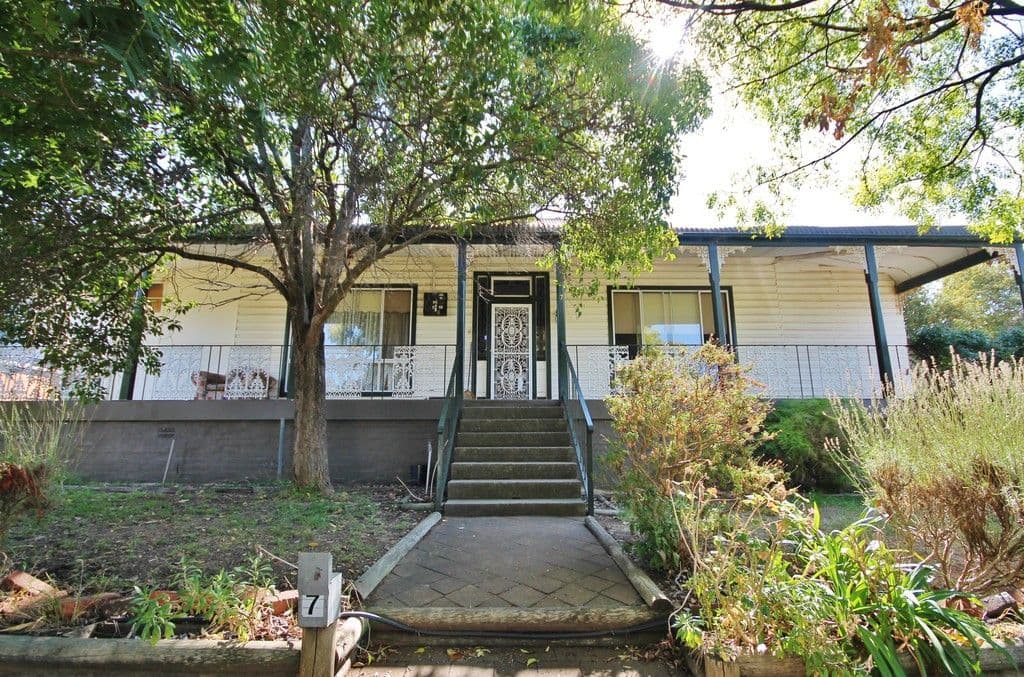 7 Prospect Street, Young - Image 1