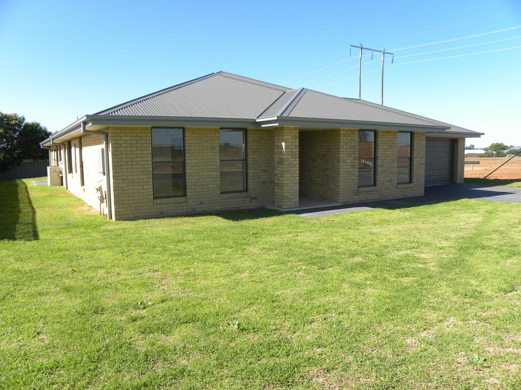 17 Crossroads Drive, Dubbo - Image 1