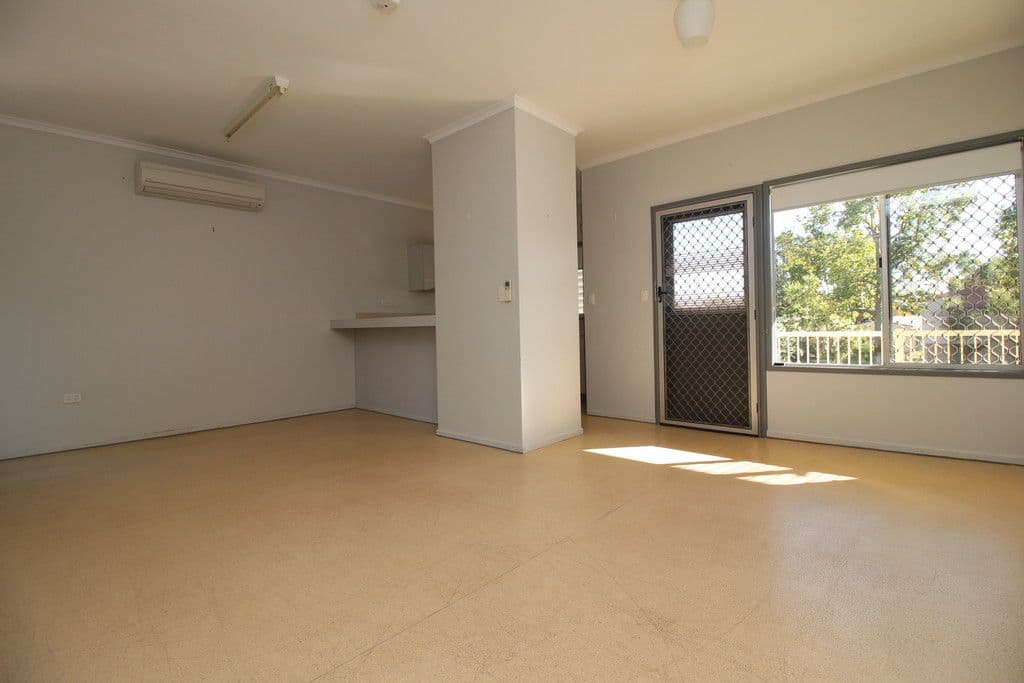 7 Maguire Place, Emerald QLD 4720, Emerald - Thumbnail 3