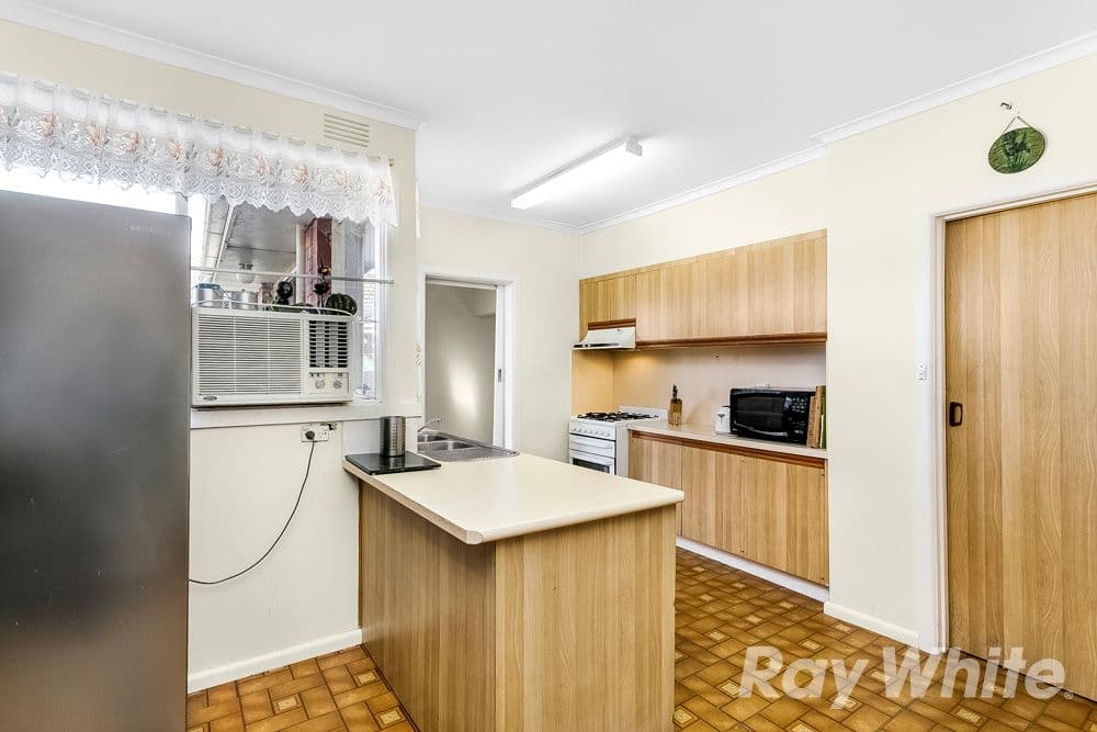 4 Crocus Crescent, Glen Waverley VIC 3150, Glen Waverley - Thumbnail 2