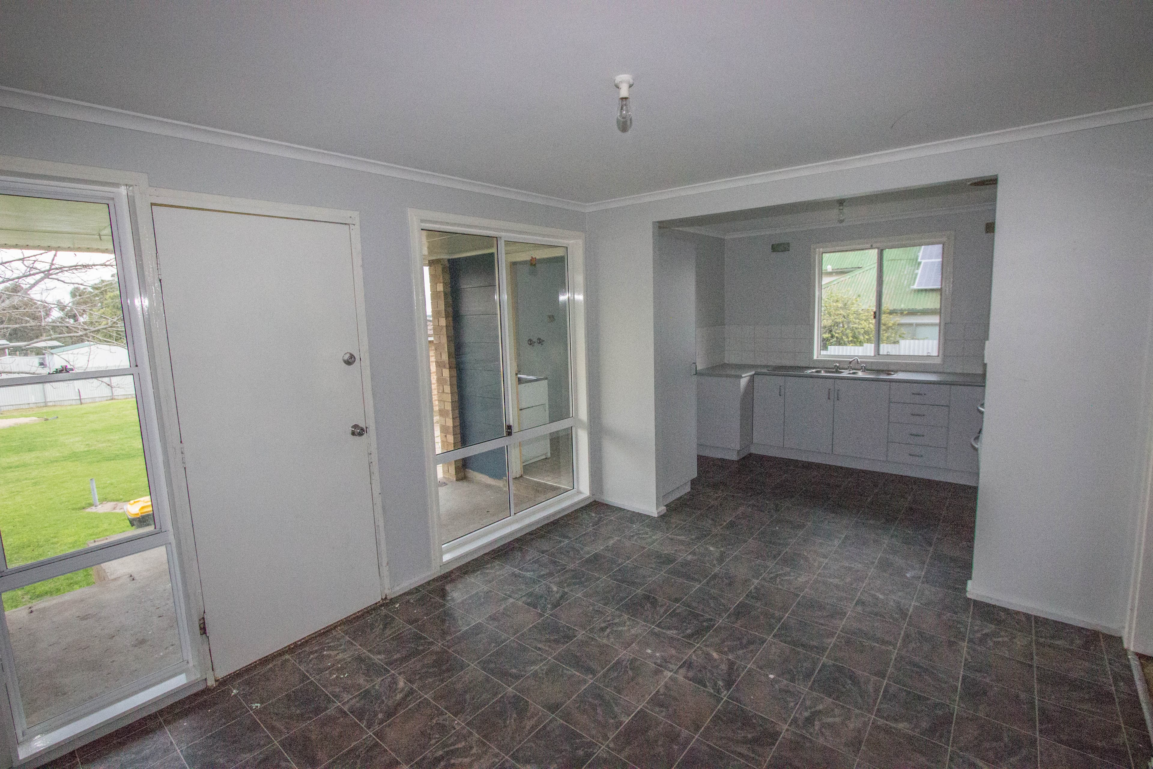 8 Frank Street, Narrandera - Thumbnail 3