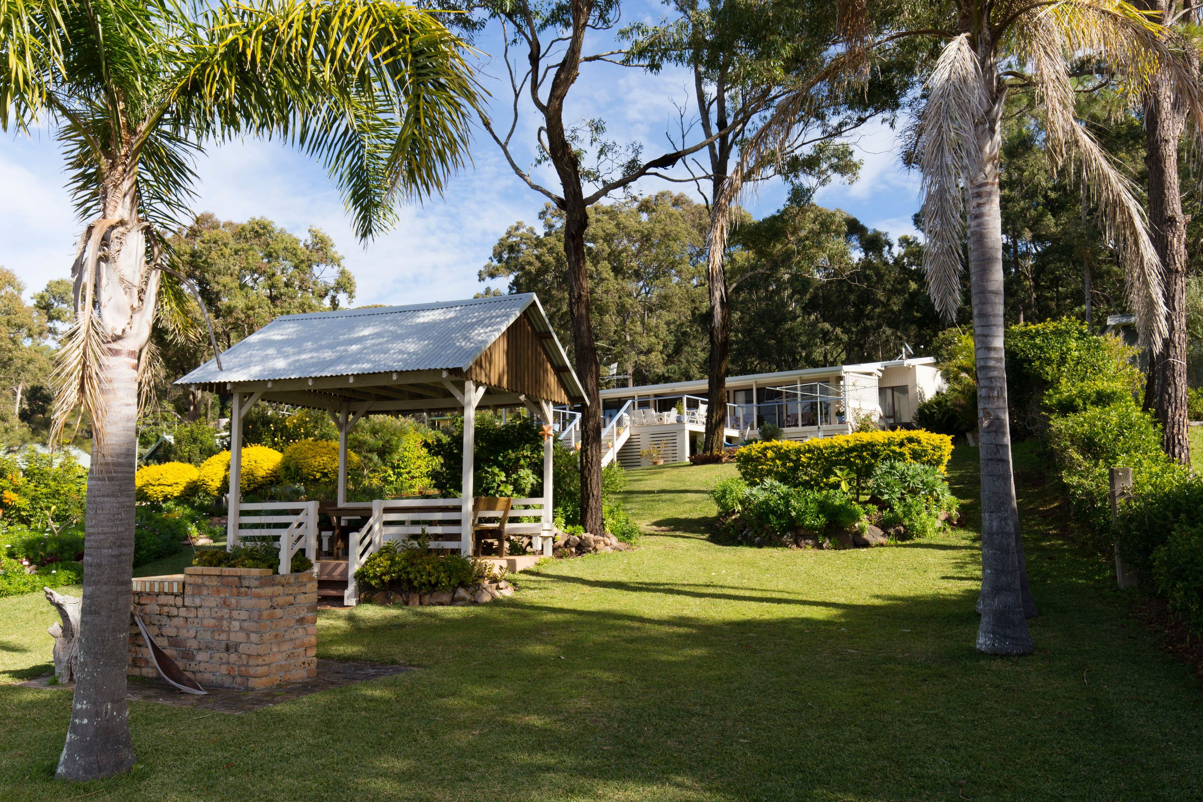 102 Cove Boulevard, North Arm Cove - Thumbnail 2