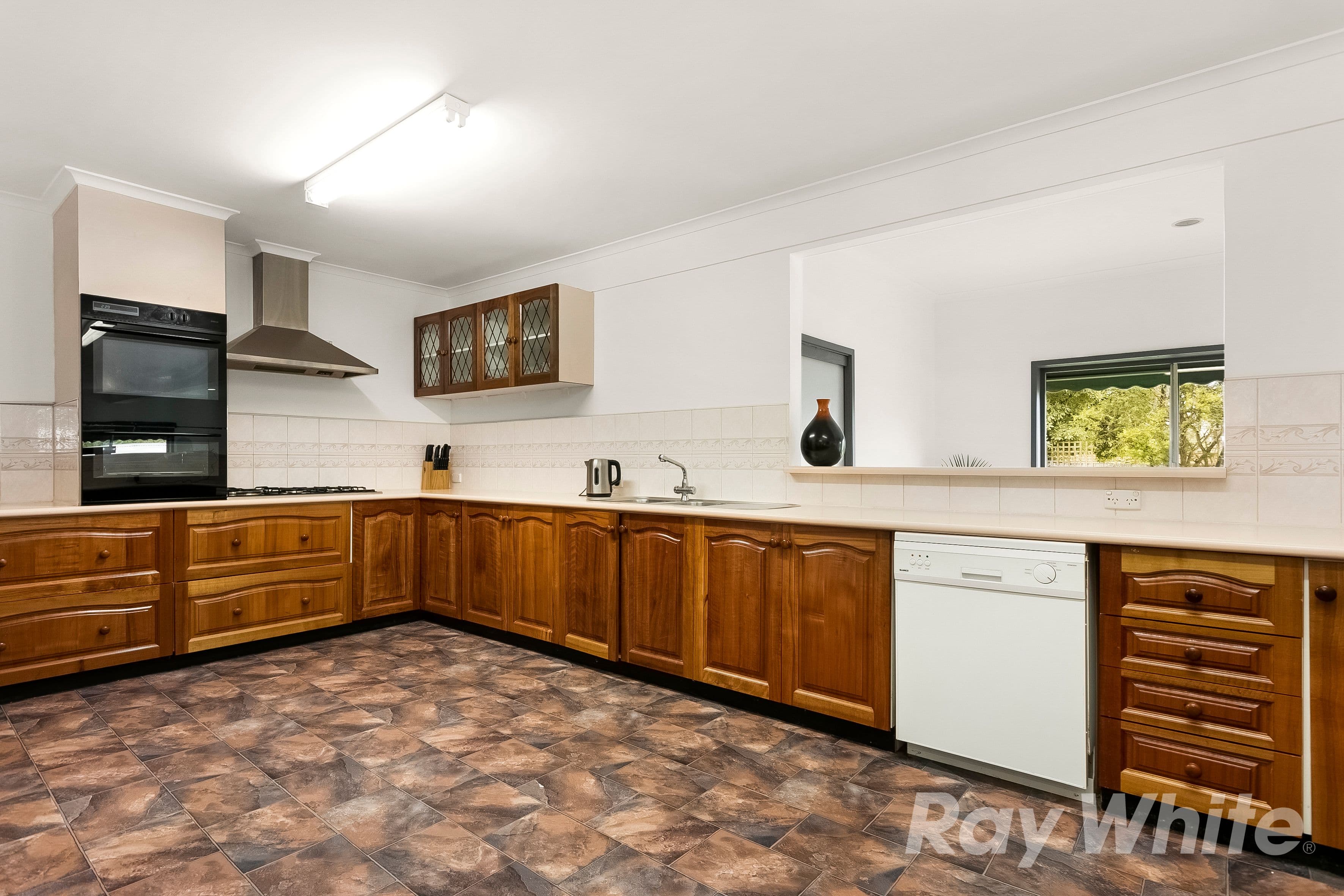 18 Strada Crescent, Wheelers Hill VIC 3150, Wheelers Hill - Thumbnail 2