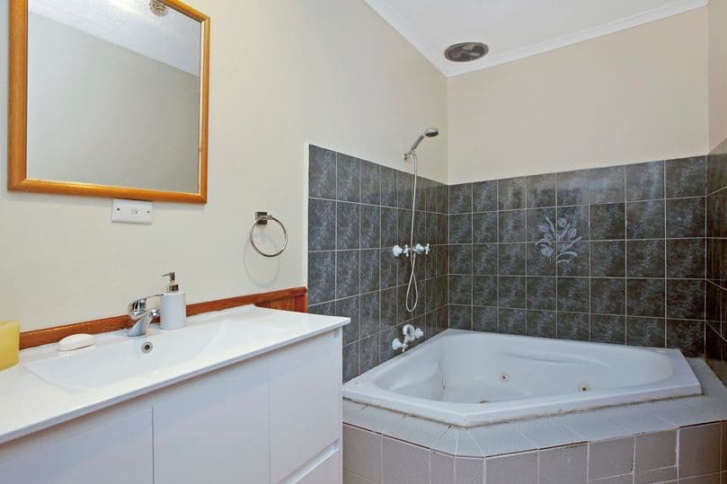13 Clements Grove, Reservoir VIC 3073, Reservoir - Thumbnail 7