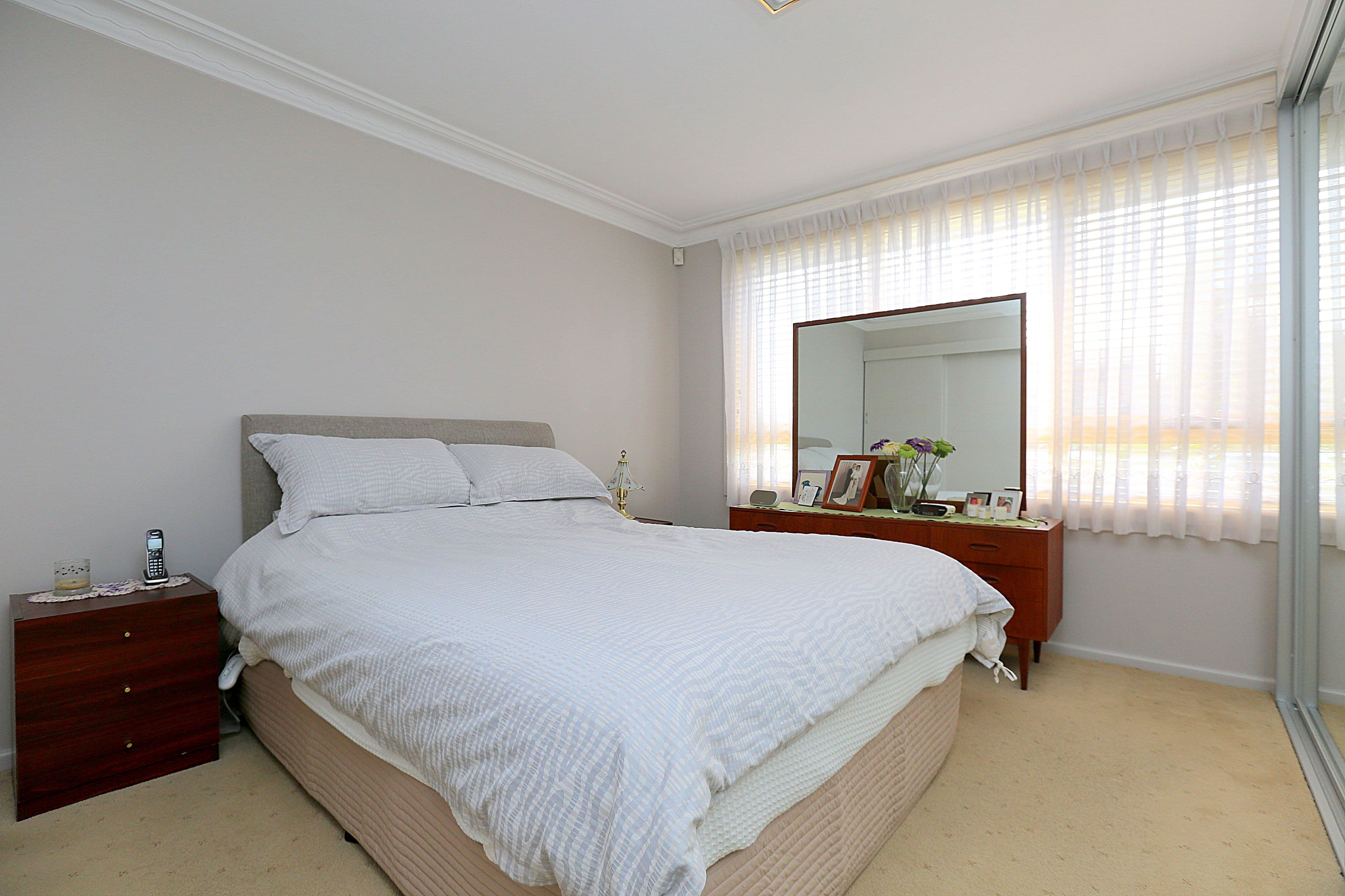 75 Caroline Crescent, Georges Hall - Thumbnail 5