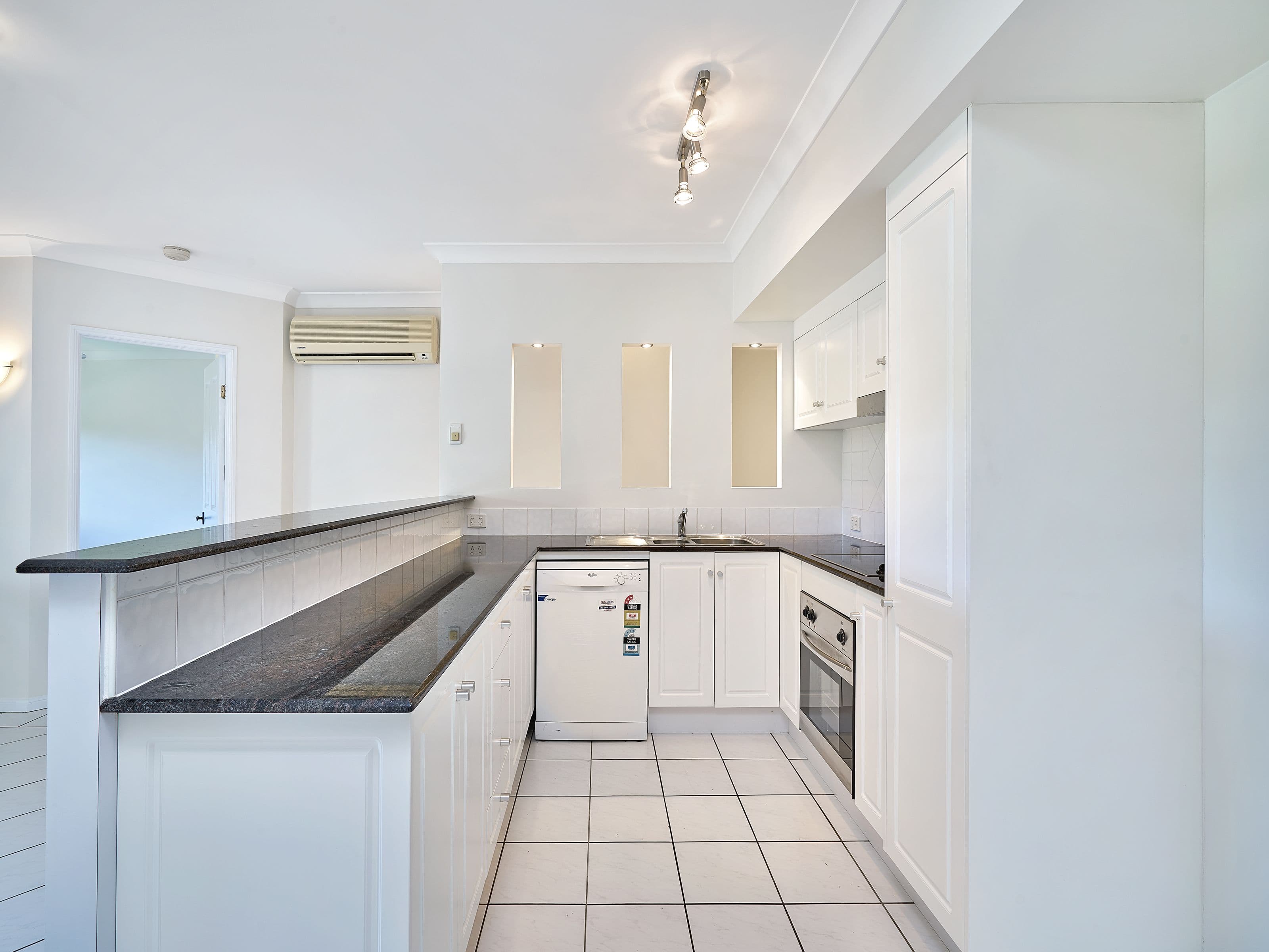 293 Esplanade, Cairns North QLD 4870, Cairns North - Thumbnail 4