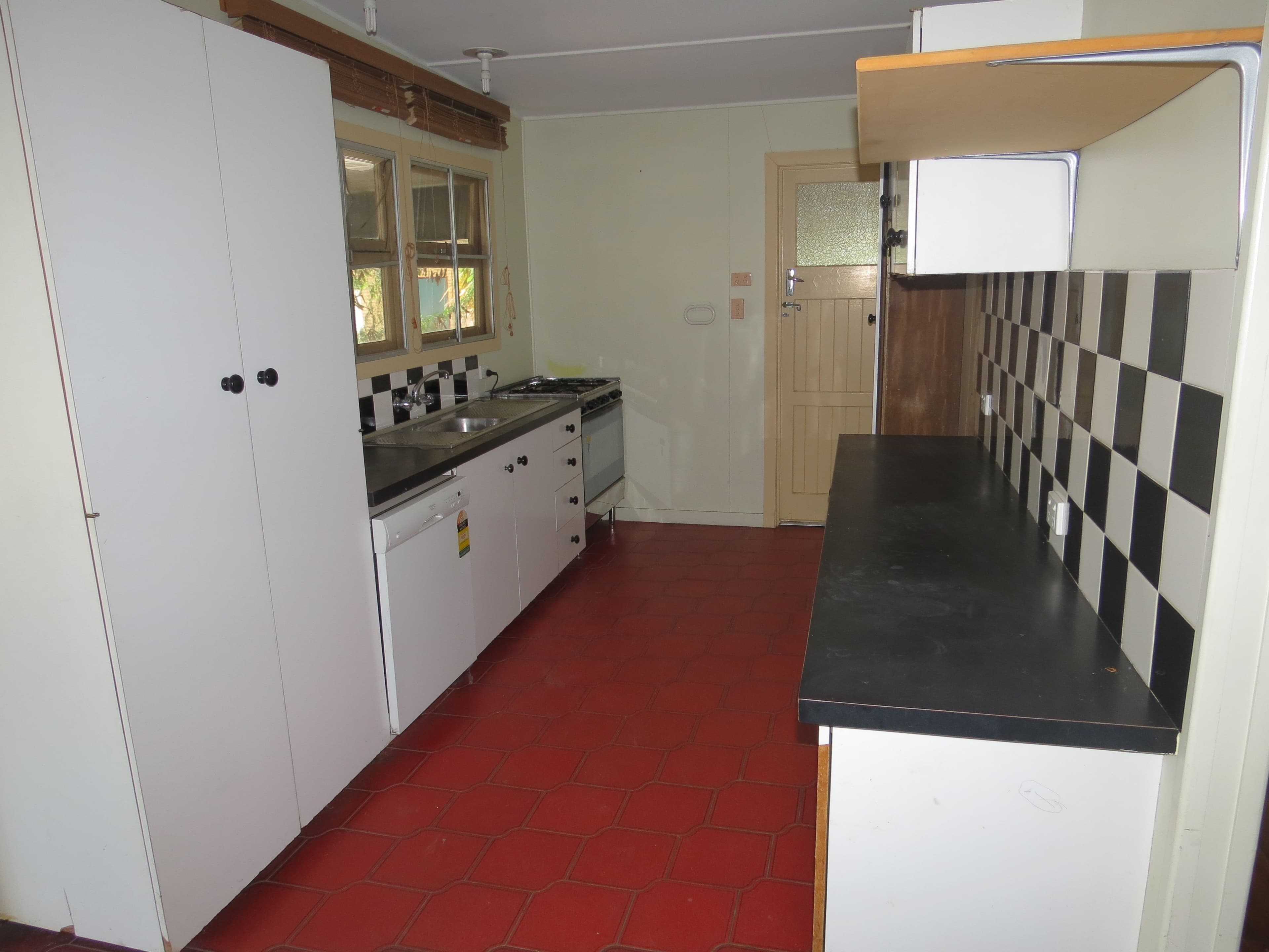 16 Theresa Street, Emerald QLD 4720, Emerald - Thumbnail 3