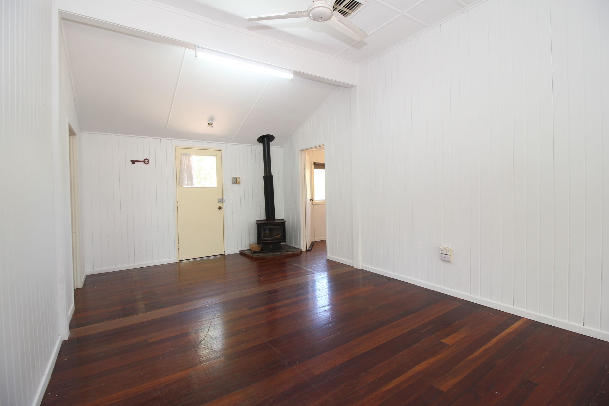 27 Lorraway Street, Emerald QLD 4720, Emerald - Thumbnail 4