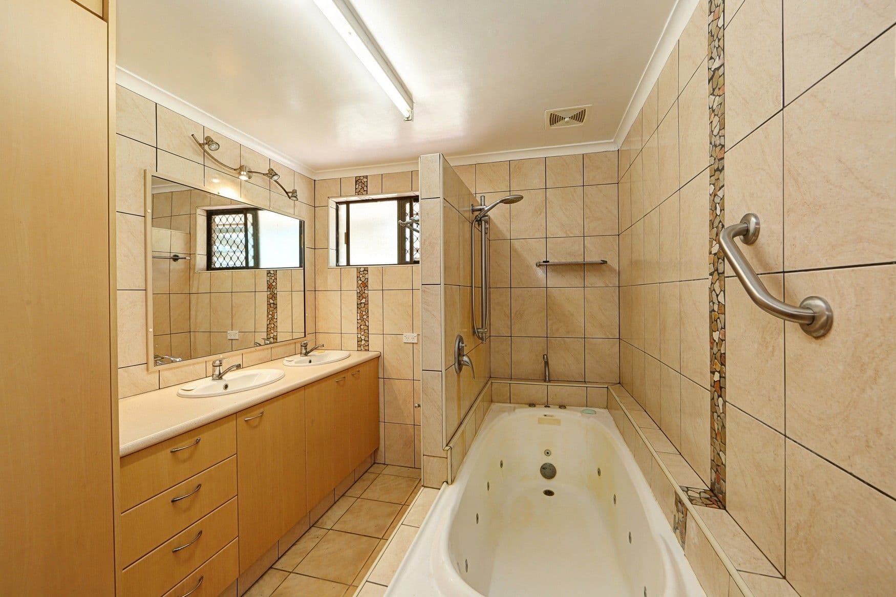 18 Wonderland Avenue, Branyan QLD 4670, Branyan - Thumbnail 5