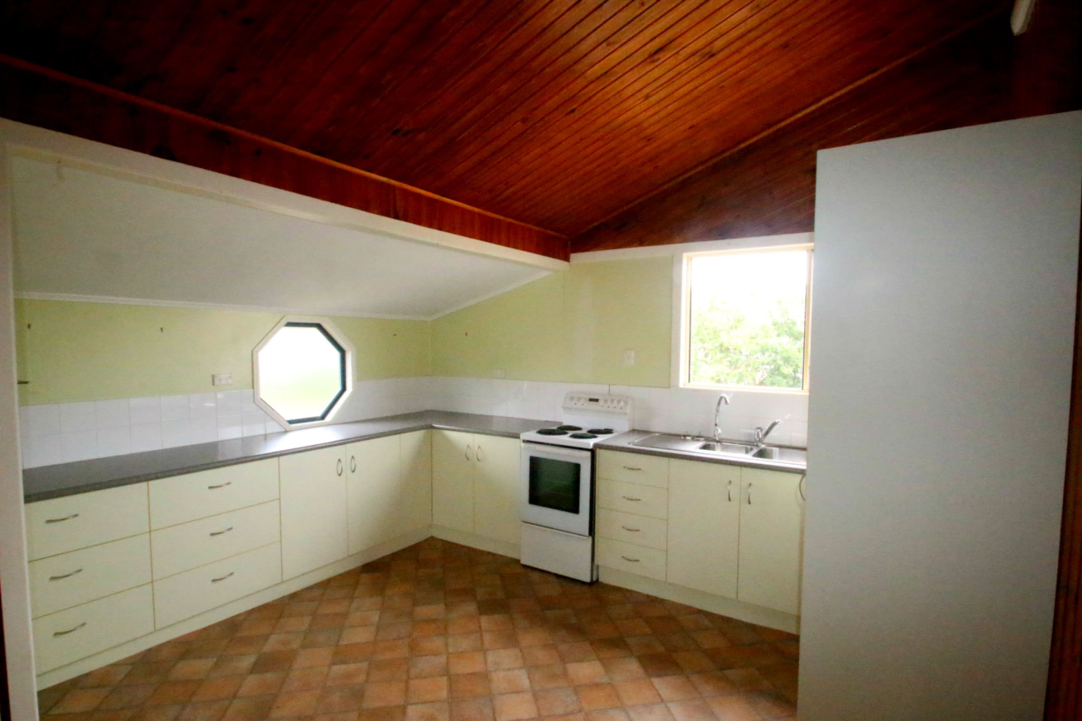 17 Rutherford Street, Monto QLD 4630, Monto - Thumbnail 4