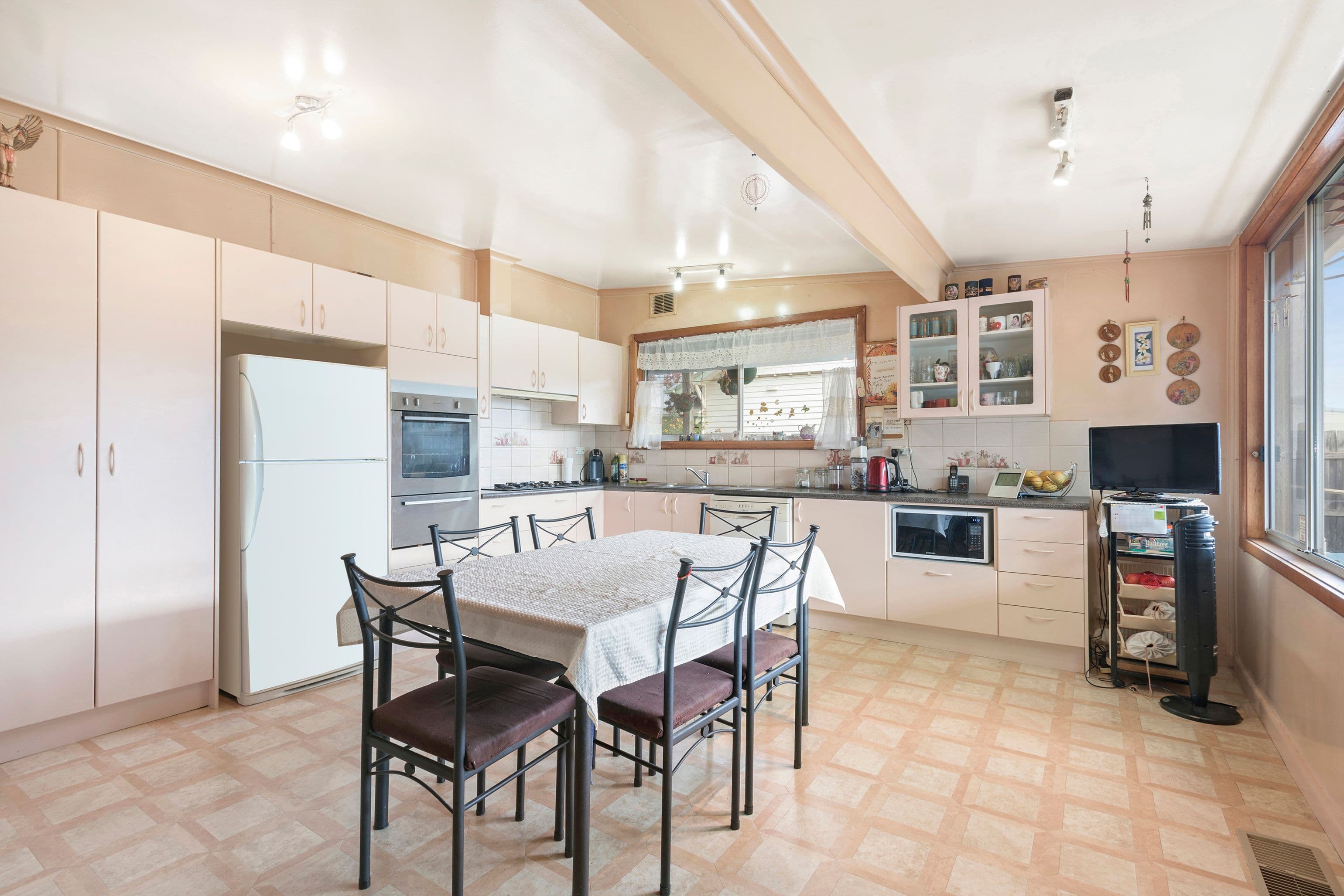 33 Eleebana Avenue, Hughesdale VIC 3166, Hughesdale - Thumbnail 3