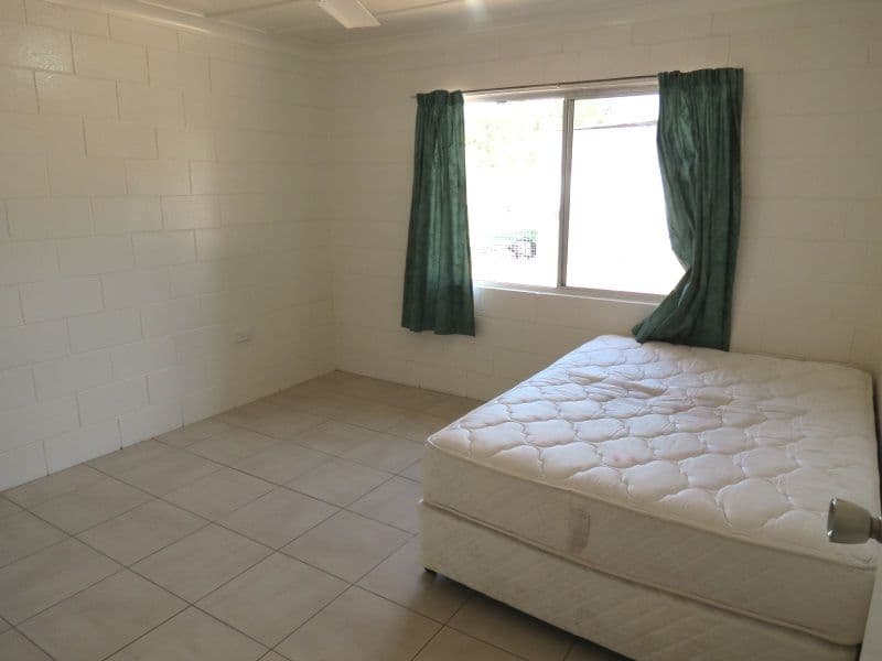 38 Baker Street, Emerald QLD 4720, Emerald - Thumbnail 4