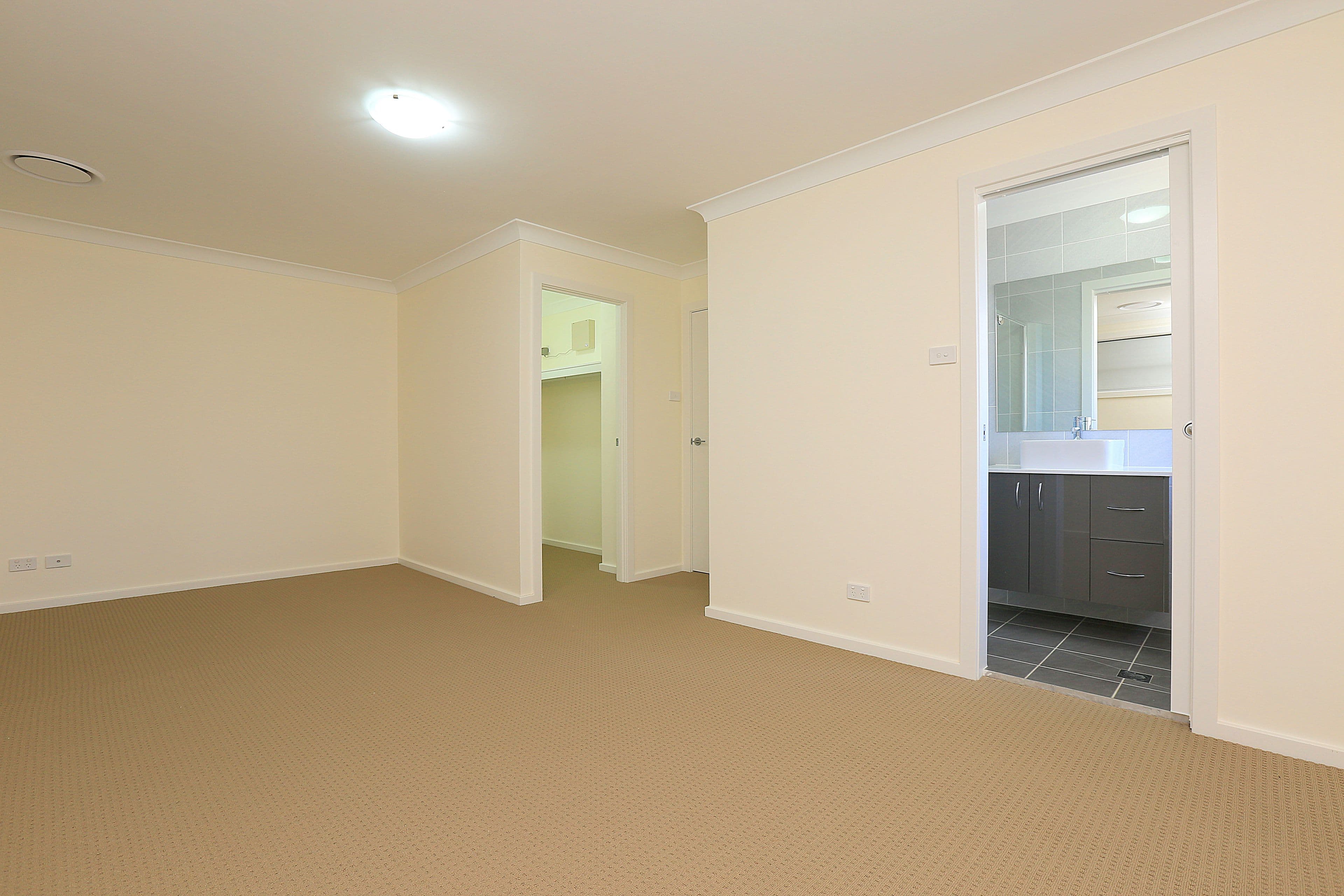 50 Jacaranda Drive, Georges Hall - Thumbnail 4