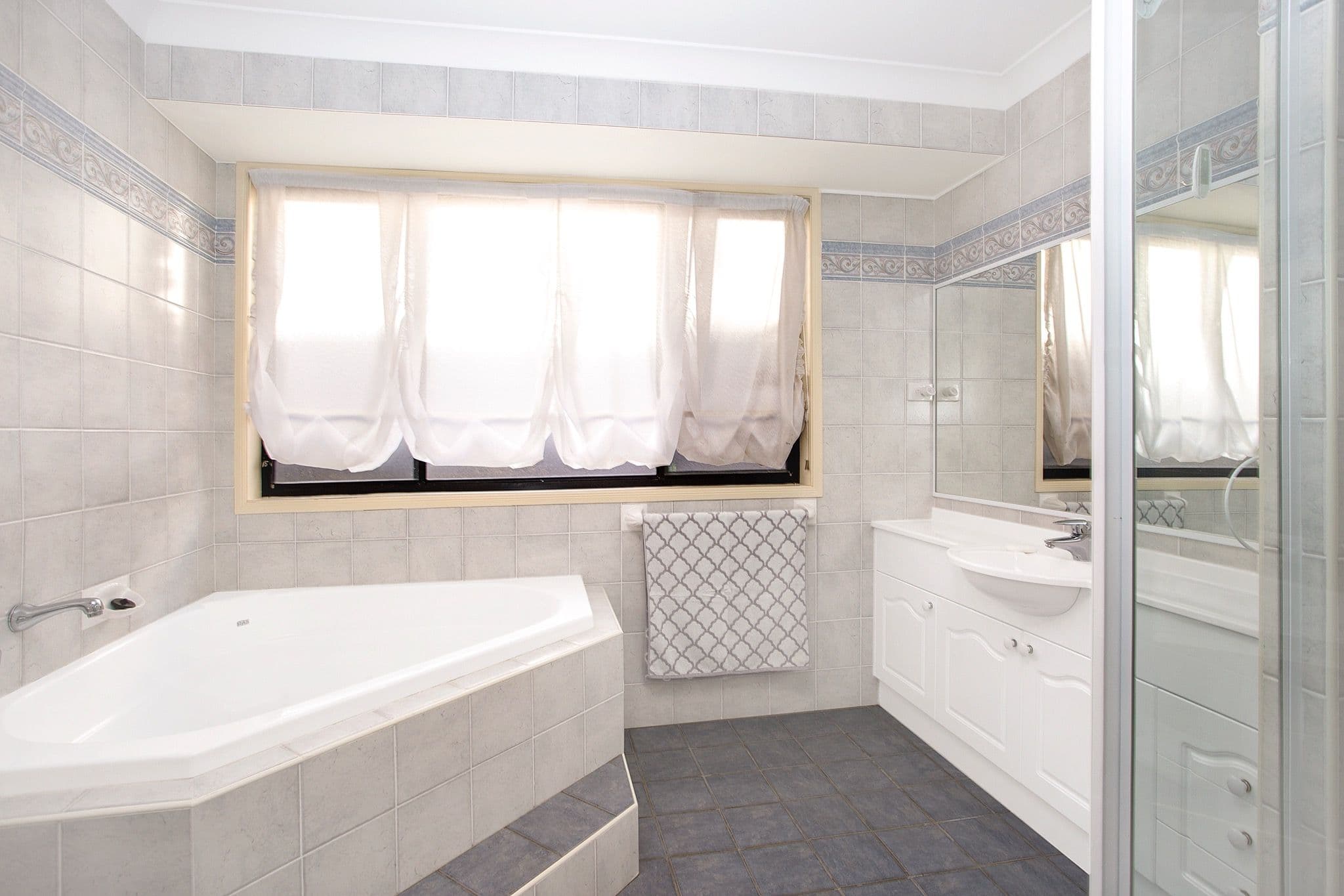3 Bellbower Close, Green Point - Thumbnail 8