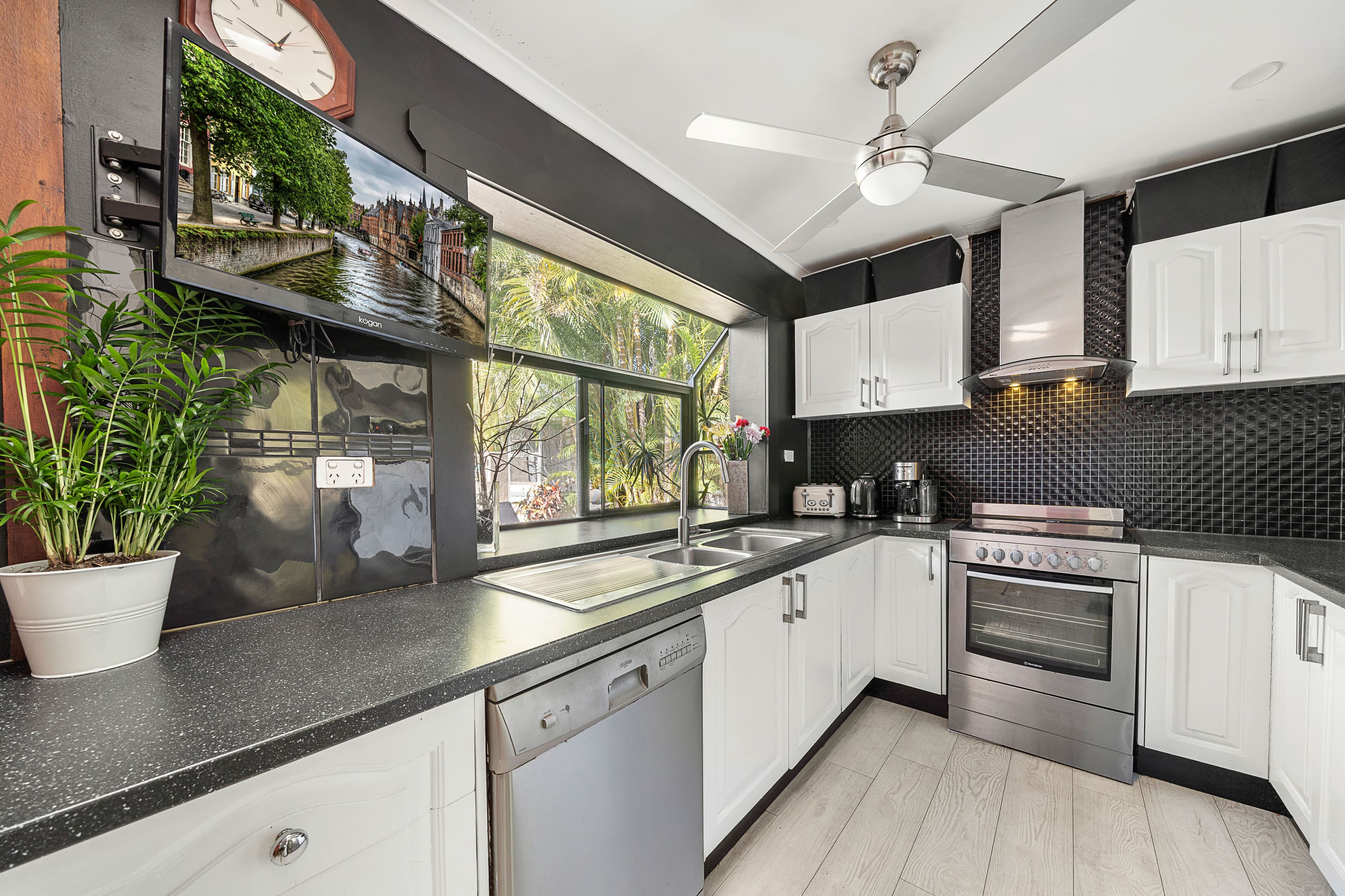 21 Whitfield Avenue, Springwood QLD 4127, Springwood - Thumbnail 7