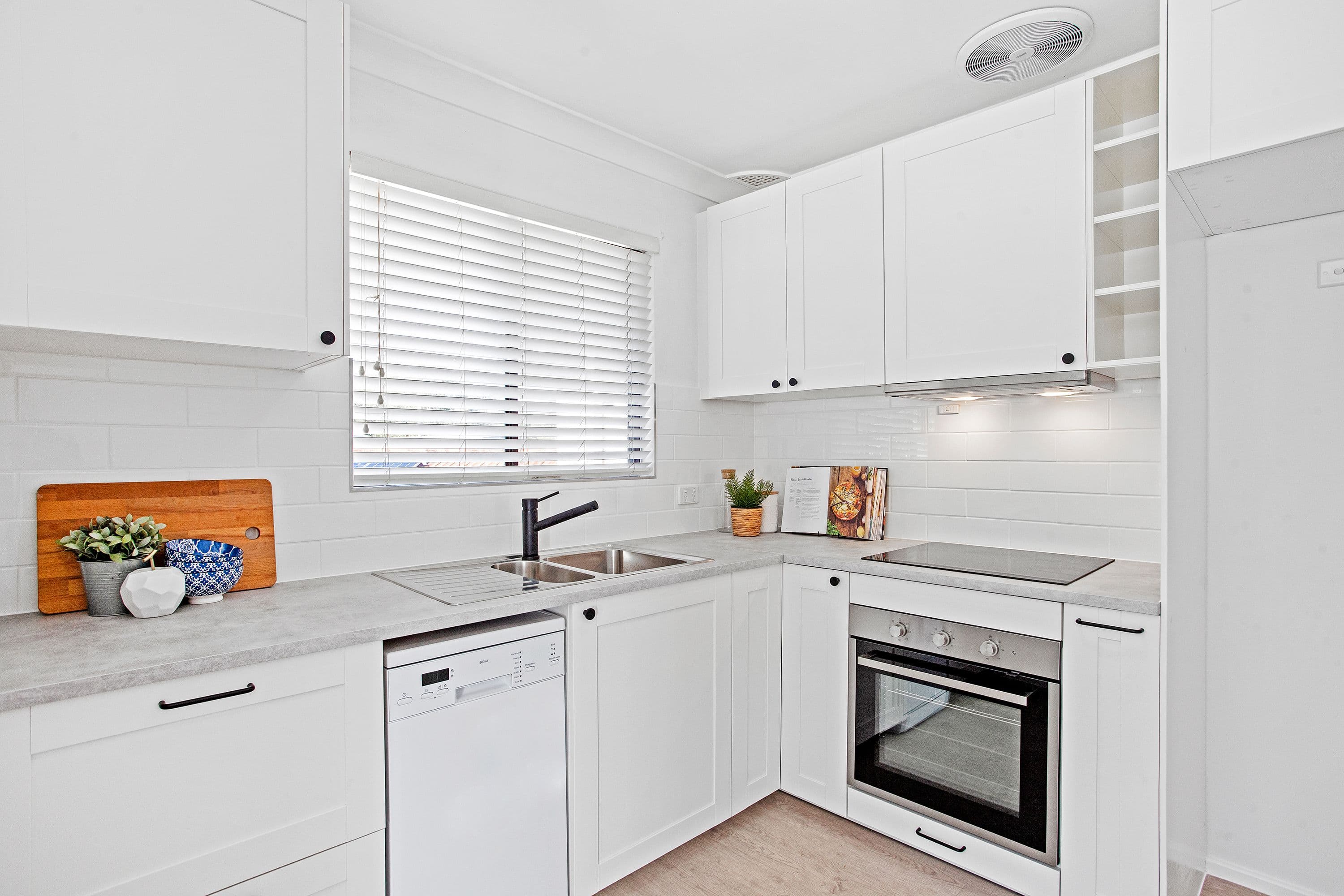 6 Blenheim Avenue, Berkeley Vale NSW 2261, Berkeley Vale - Thumbnail 2