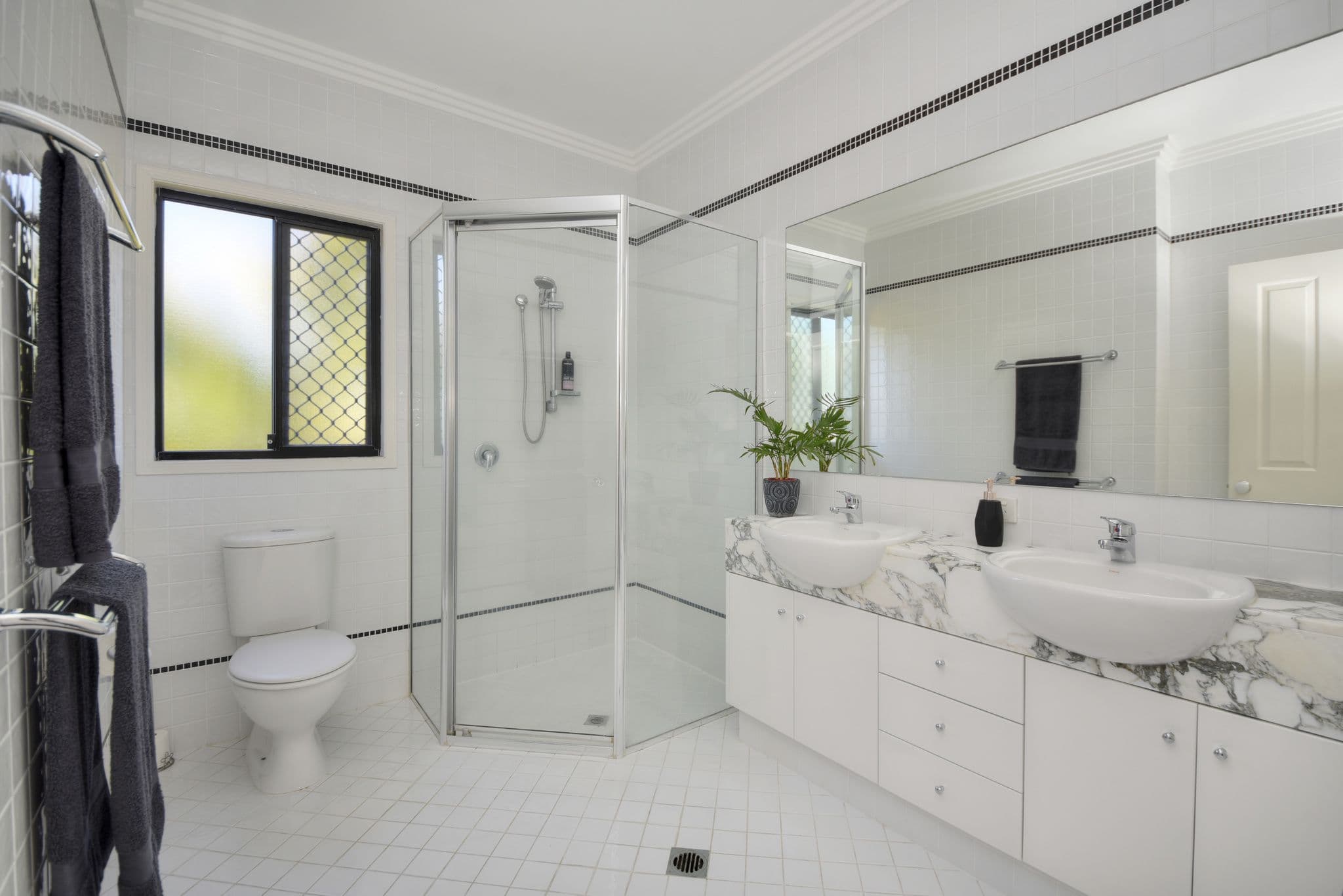 27 Donald Avenue, Paradise Point QLD 4216, Paradise Point - Thumbnail 5