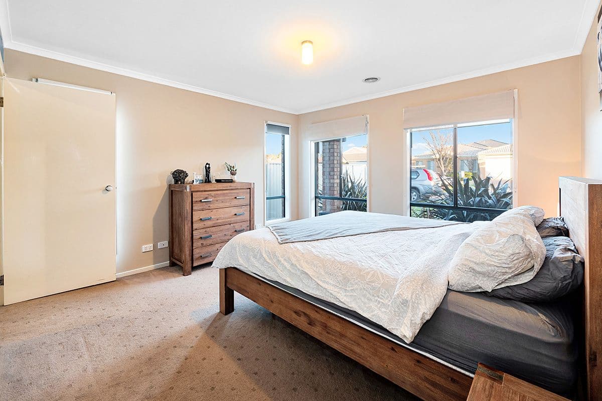 24 Gatehouse Parade, Cranbourne East VIC 3977, Cranbourne East - Thumbnail 2