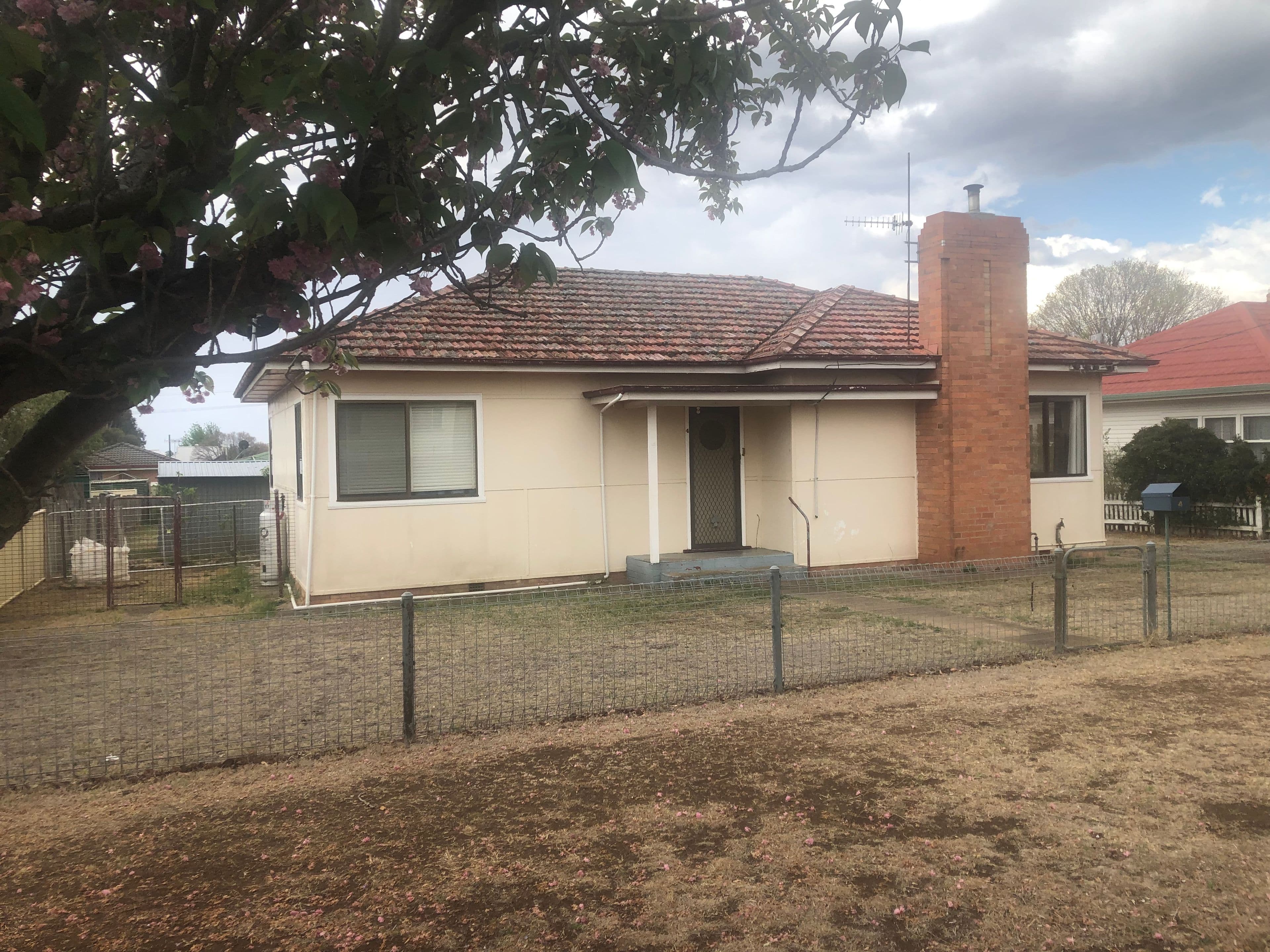 4 Hilton, Glen Innes NSW 2370, Glen Innes - Image 1