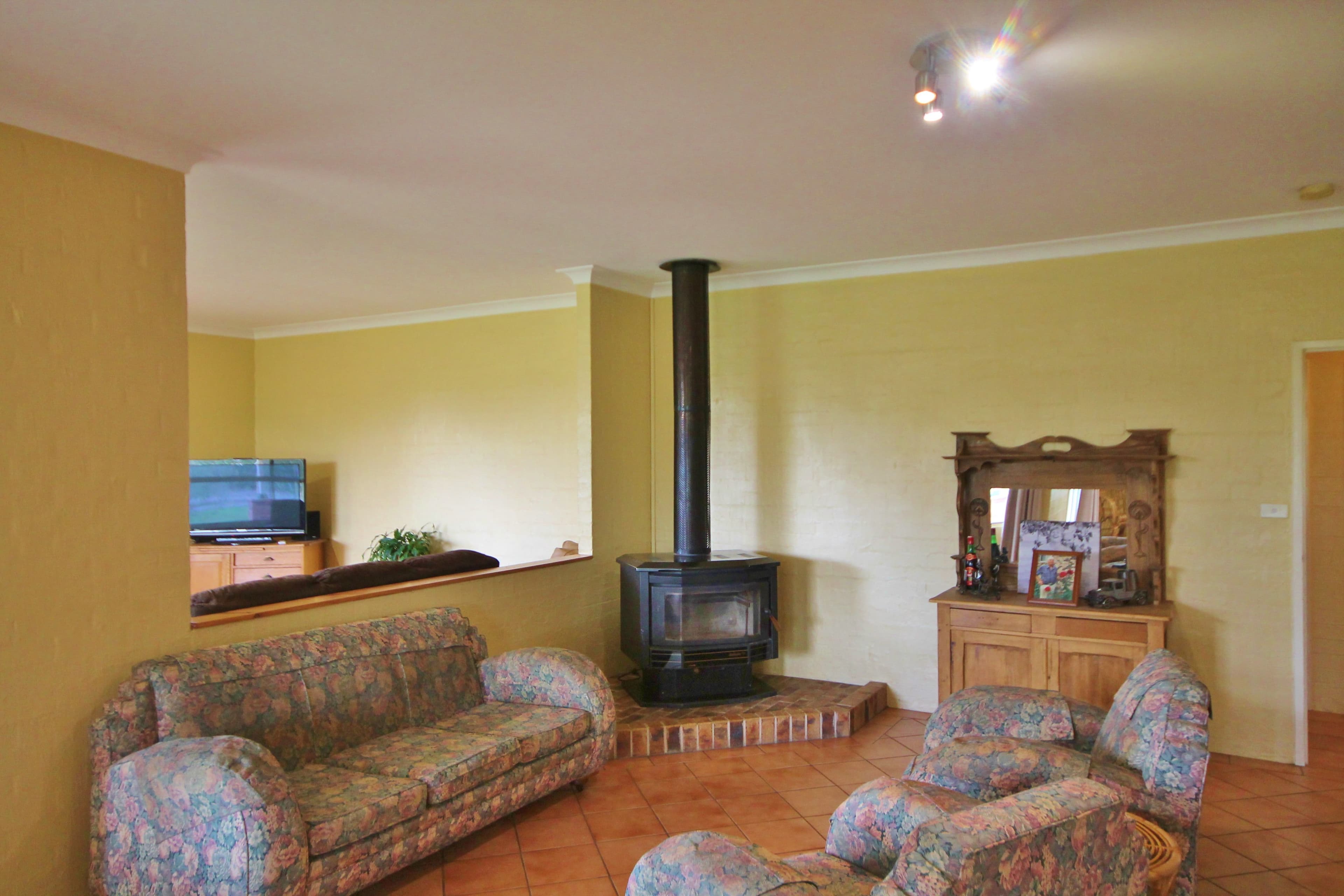 4678 Olympic Highway, Young - Thumbnail 2