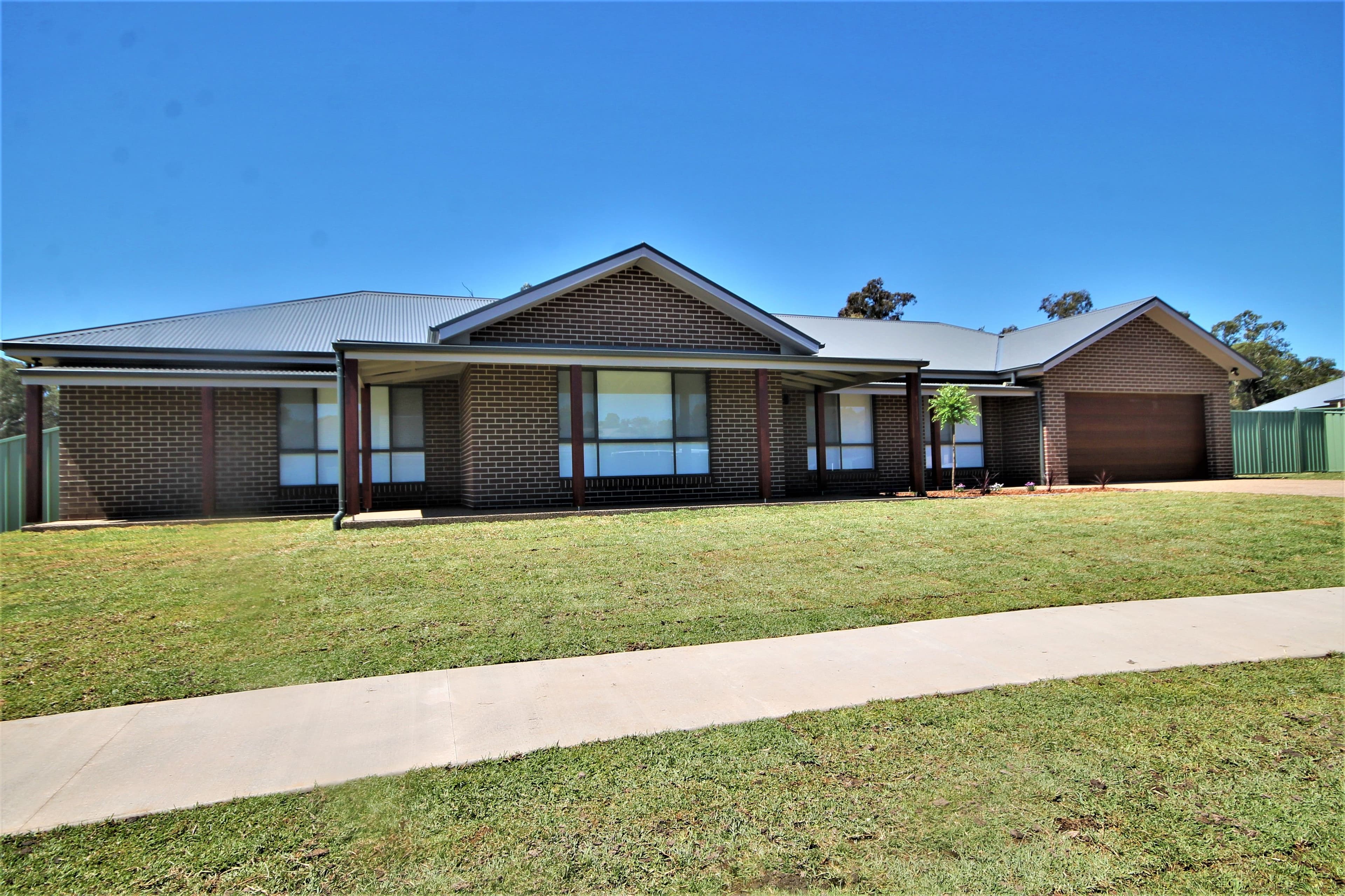 9 Francis Place, Young - Thumbnail 2