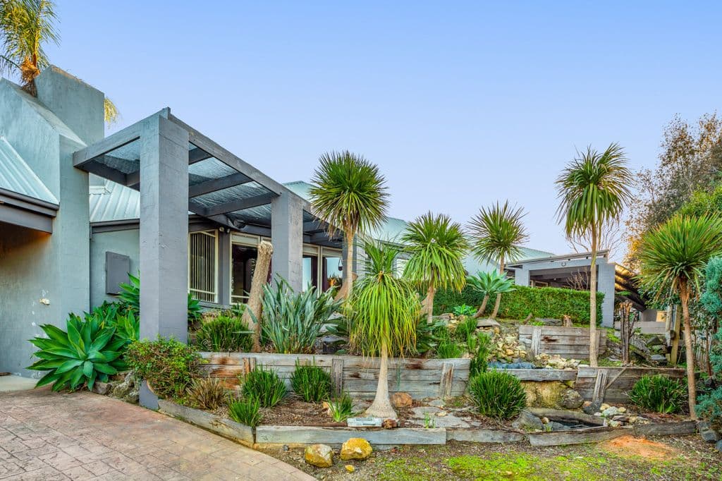 11 Hoddle Place, Diamond Creek VIC 3089, Diamond Creek - Thumbnail 2